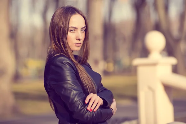 Chica en el parque —  Fotos de Stock