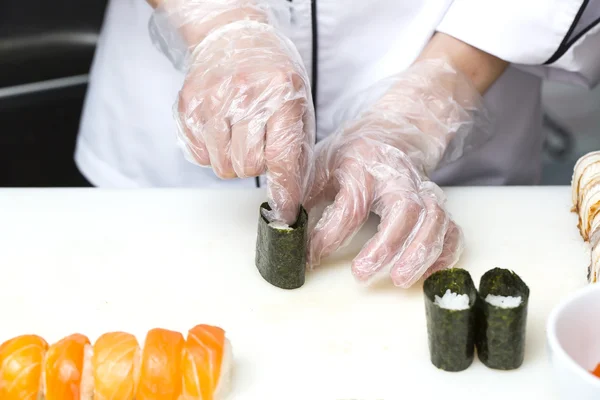 Chef japonês com sushi — Fotografia de Stock