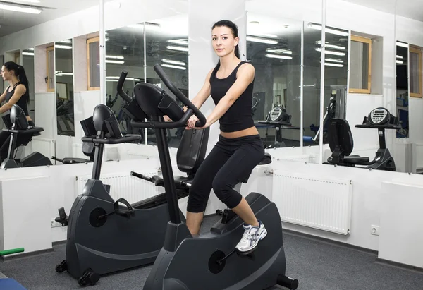 Jonge meisje gaat voor sport — Stockfoto