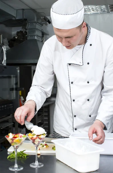 Chef preparar comida na cozinha — Fotografia de Stock