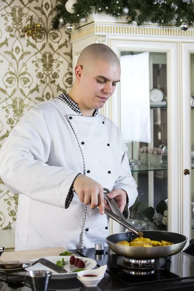 Chef preparando alimentos — Fotografia de Stock