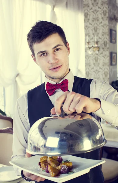 Kellner mit einem Tablett voller Essen — Stockfoto