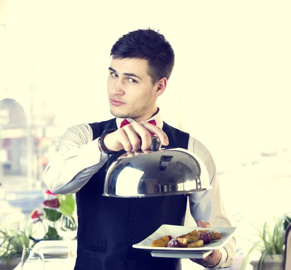 Cameriere con un vassoio di cibo — Foto Stock