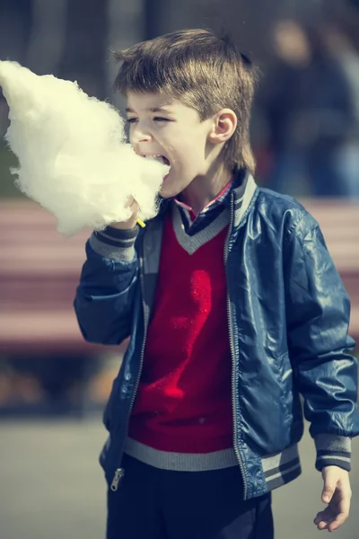 Criança comendo algodão doce — Fotografia de Stock