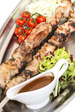 Kebap et sosu ve sebze salatası.