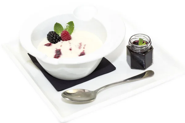 Semolina porridge with berries — Stock Photo, Image