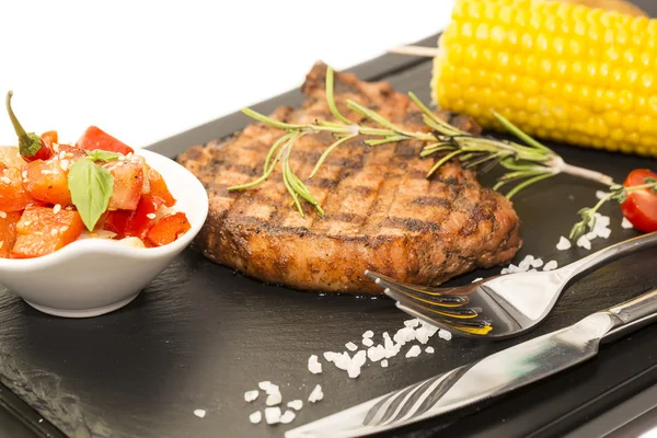 Bife grelhado com molho e verduras — Fotografia de Stock