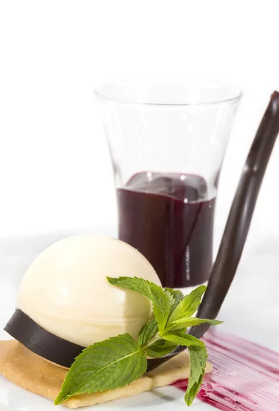 Crème dessert gegarneerd met munt — Stockfoto