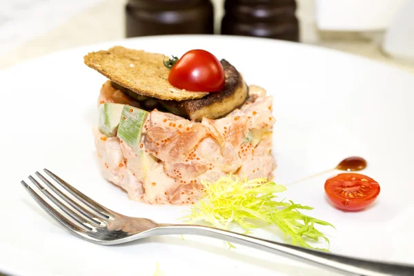 Ryby i jaja ozdobione zielonymi i pomidorów — Zdjęcie stockowe