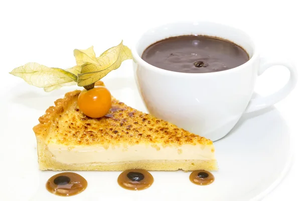 Pastel con fruta de la pasión y una taza de chocolate caliente — Foto de Stock