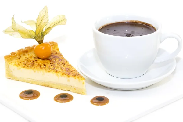 Tårta med passionsfrukt och en kopp varm choklad — Stockfoto