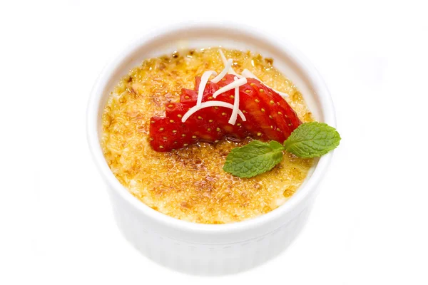 Creme brulee przyozdobionym z truskawkami — Zdjęcie stockowe