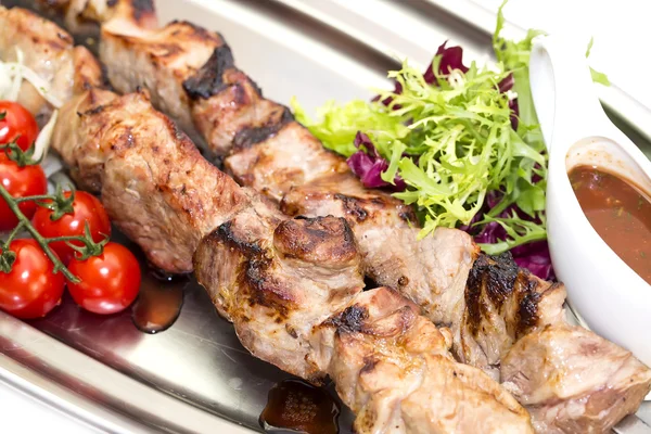 Salsa de carne de kebab y verduras de ensalada — Foto de Stock