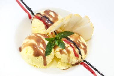 ijs met karamel saus en mint