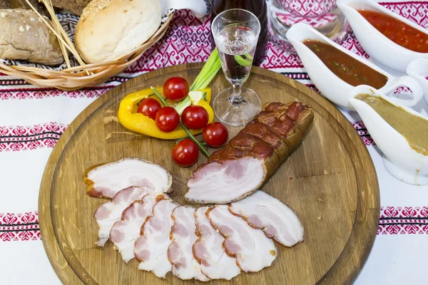 Tocino sobre la mesa — Foto de Stock