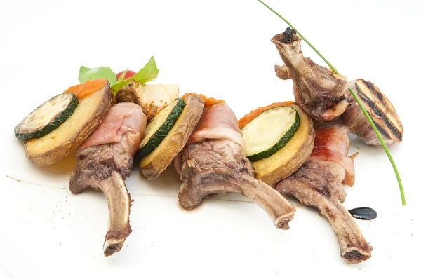 야채와 함께 구운된 송아지 갈비 — 스톡 사진