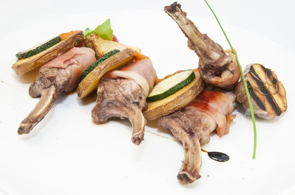 Roasted veal ribs with vegetables — Stock Photo, Image