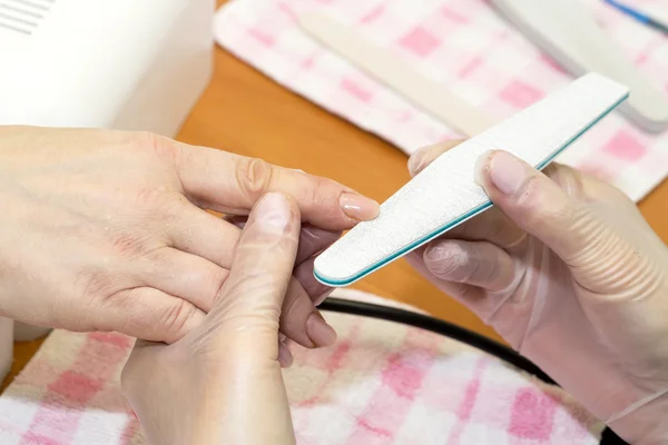 Vrouw doet manicure — Stockfoto