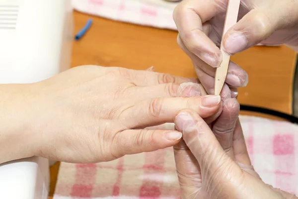 Kobieta robi manicure — Zdjęcie stockowe