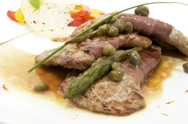 Baked meat with asparagus — Stock Photo, Image