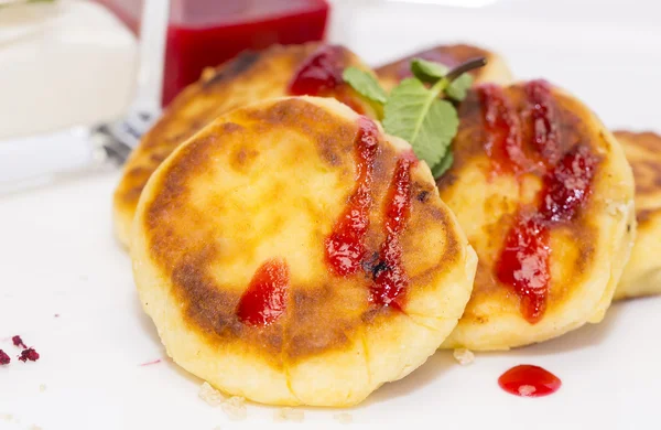 Cottage cheese pie with jam — Stock Photo, Image