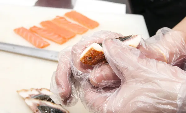 Japanse chef-kok een maaltijd bereiden — Stockfoto