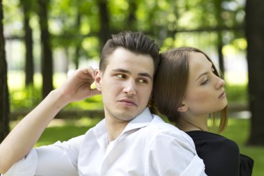 Parktaki genç çift.