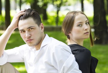 Parktaki genç çift.