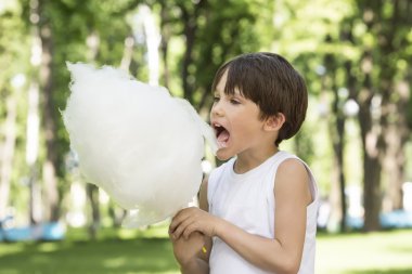 Pamuk helva yiyen çocuk