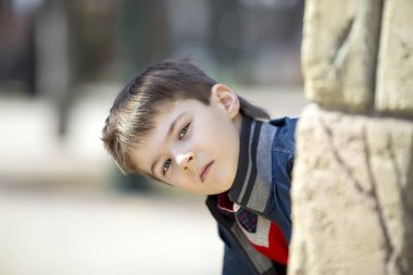 Çocuk parkta bir yürüyüş üzerinde