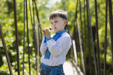 Çocuk bir yaz niteliğine