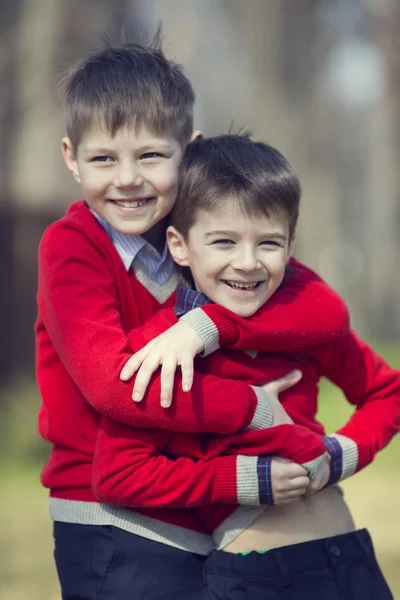 Jongens op een wandeling in het park — Stockfoto