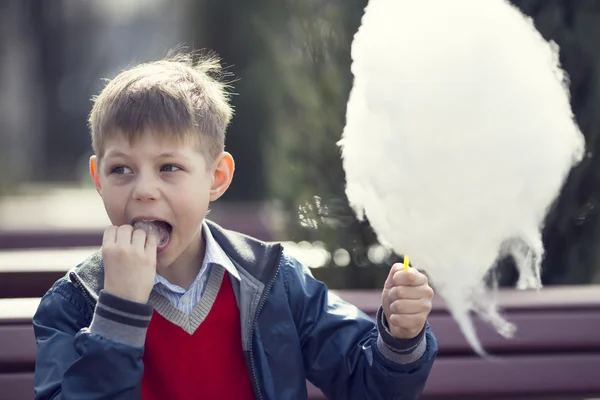 Menino comendo algodão doce — Fotografia de Stock