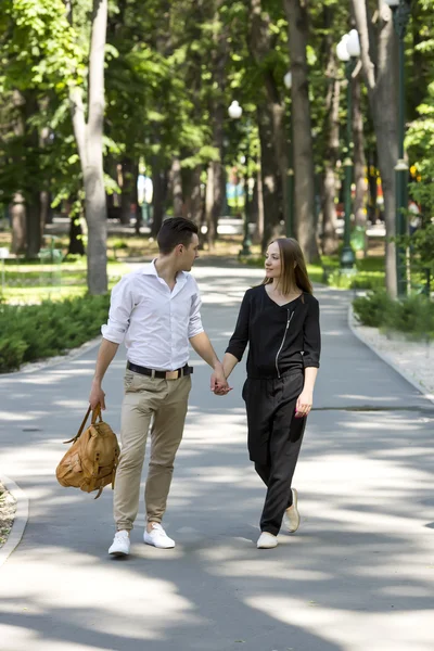 在公园里的年轻夫妇 — 图库照片