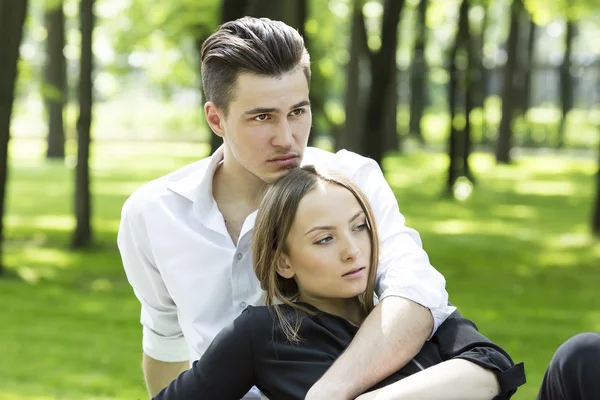 Jong stel in het park — Stockfoto