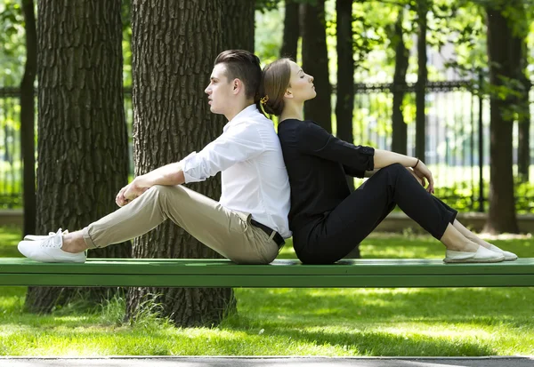 公园里的年轻夫妇 — 图库照片