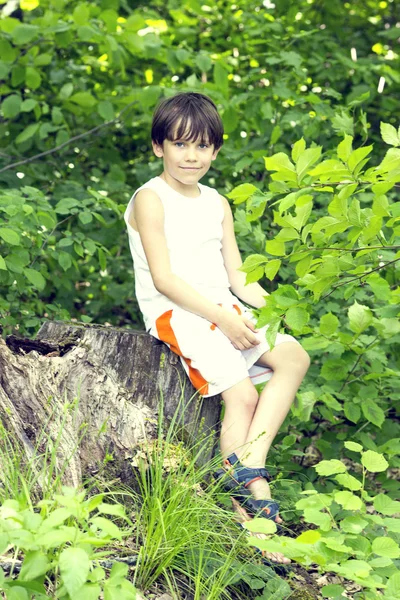 Ragazzo a fare una passeggiata nel parco — Foto Stock