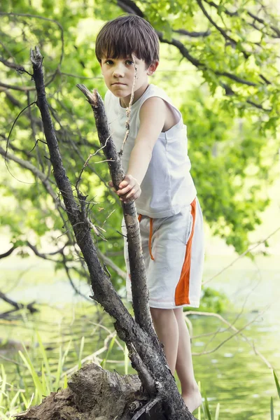 Pojke på en promenad i parken — Stockfoto