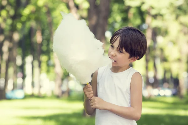 Ragazzo mangiare zucchero filato — Foto Stock