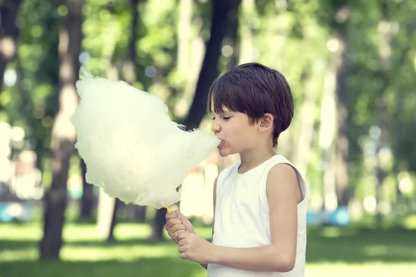 Ragazzo mangiare zucchero filato — Foto Stock