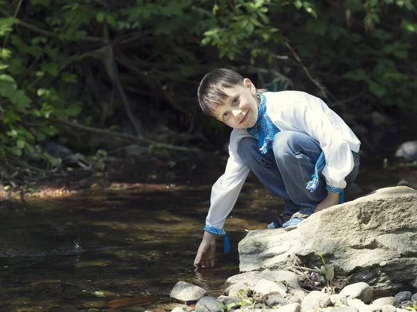 Ragazzo su una natura estiva — Foto Stock