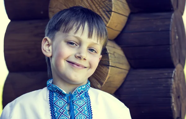 Jongen op een zomer aard — Stockfoto