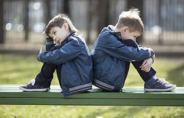 Meninos em um passeio no parque — Fotografia de Stock