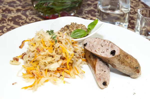 Würstchen mit Sauerkraut und Senf — Stockfoto