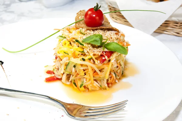 Ensalada de verduras adornos de cebolla —  Fotos de Stock