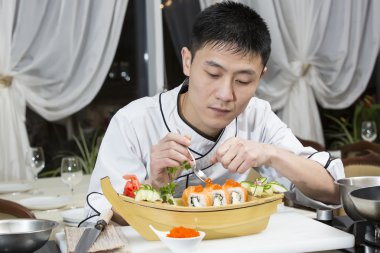 Japon Şef yemek hazırlama