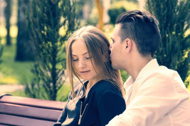 Parktaki genç çift.