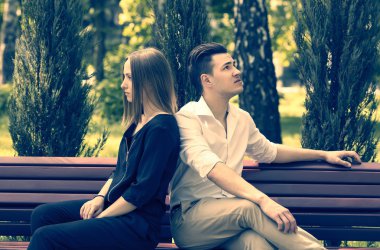 Parktaki genç çift.