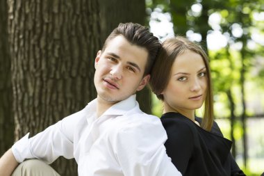 Parktaki genç çift.