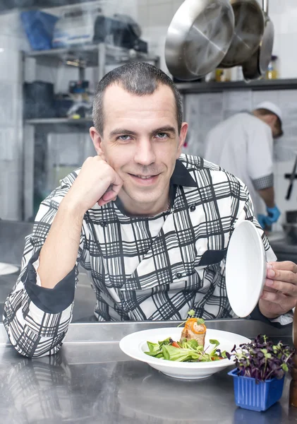 Koch bereitet Essen zu — Stockfoto